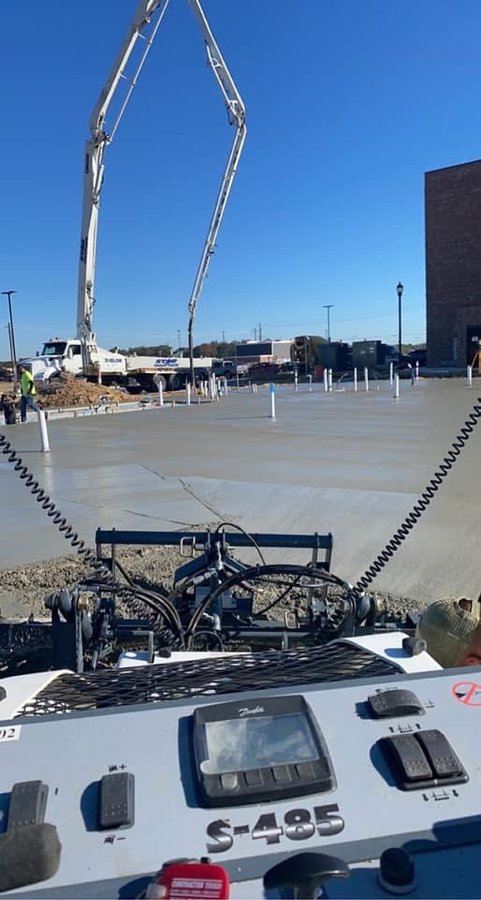 Somero S-485 in action on a freshly placed commercial slab.